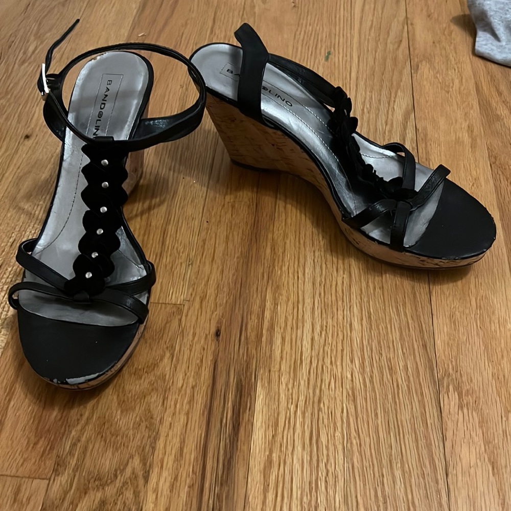 Black sandals with flower details